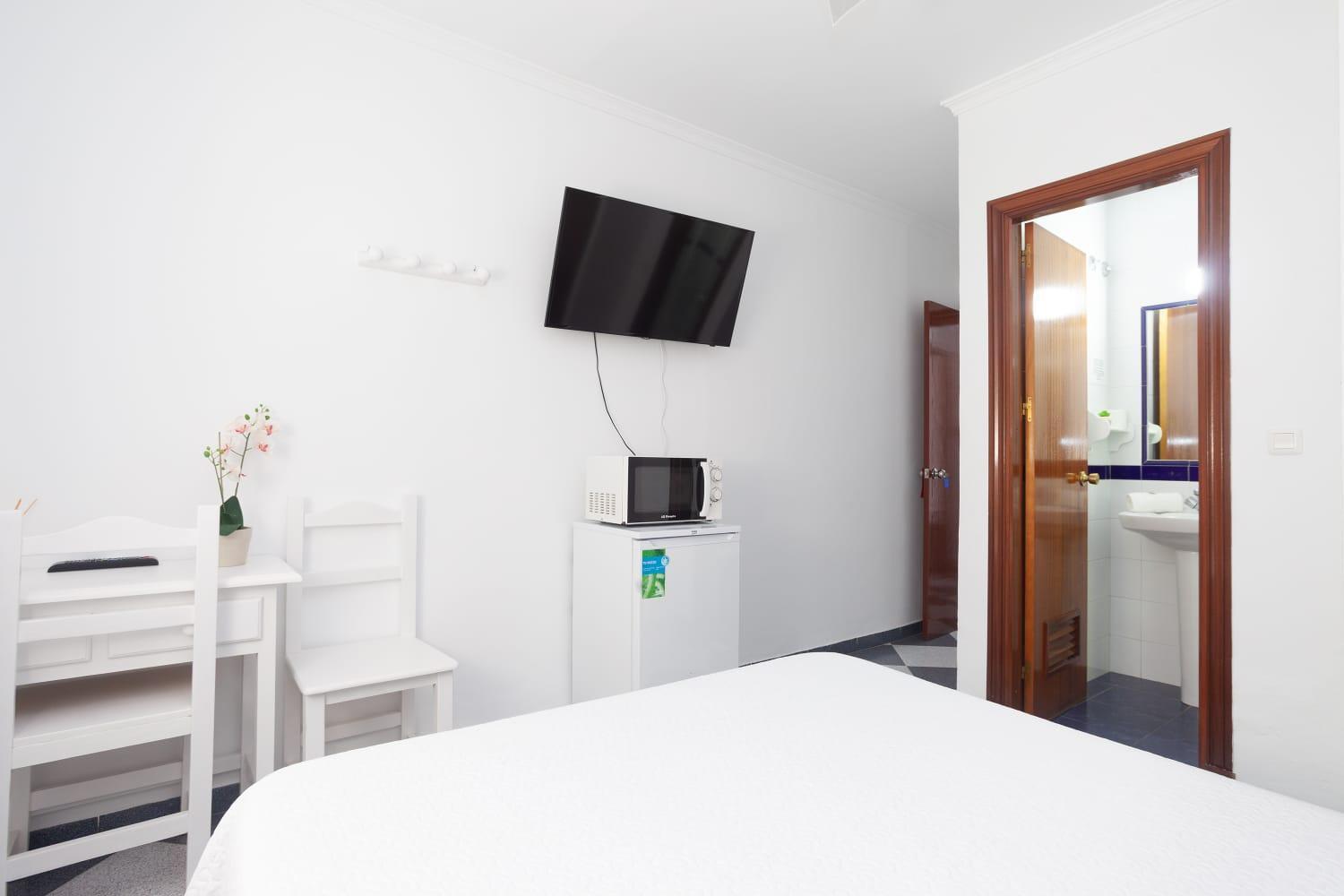 Hostal Restaurante La Giralda 罗塔 外观 照片