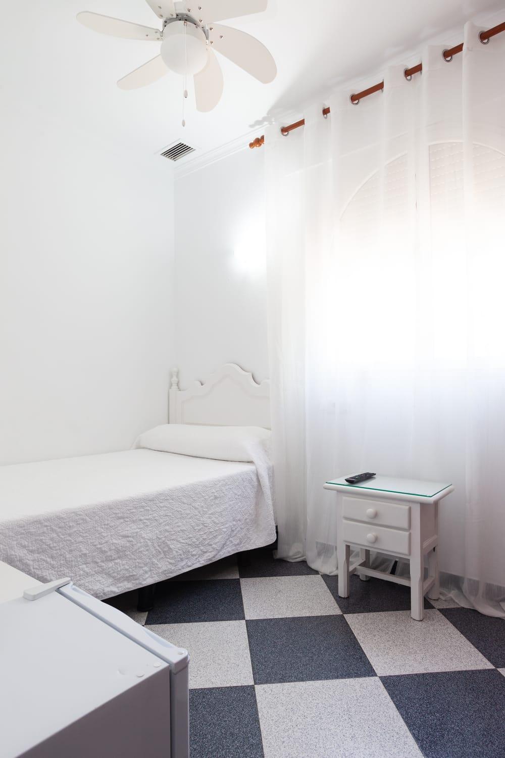 Hostal Restaurante La Giralda 罗塔 外观 照片